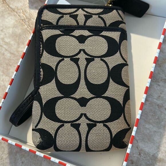 COACH New in Box Wristlet - Picture 4 of 8